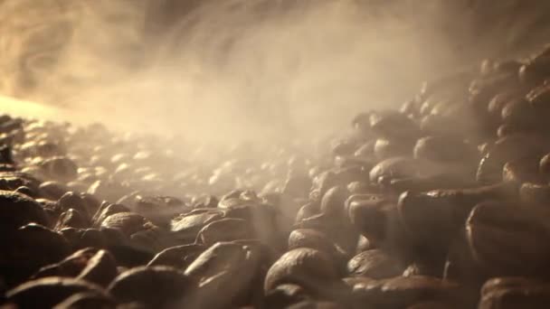 Macro disparó tostando granos de café, filmado en una tonalidad oscura el humo que emana del tostado de granos de café. Los granos de café fragantes son humo tostado proviene de granos de café. — Vídeo de stock