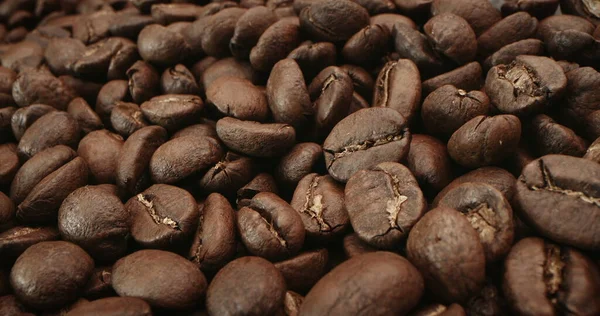 Makro kahve çekirdeklerini kavurur, kahve çekirdeklerini kızartırken çıkan dumanı siyah bir anahtarla filme alır. Kokulu kahve çekirdekleri kavrulmuş dumandır. Kahve çekirdeklerinden gelir..