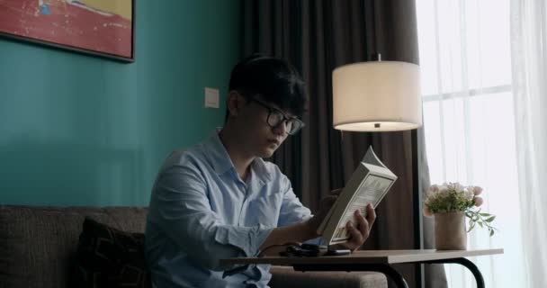 Joven atractivo asiático vietnamita hombre es ocupado trabajando aprendizaje en escritorio libro en casa datos analista, data science científico para negocios. — Vídeos de Stock