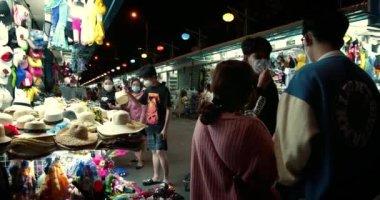 Turistler Yeni Yıl Pazarı hediyelik eşya seçer, satın alır, maske takar, yürür, yeni yılı kutlar. 3 Ocak 2022,