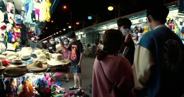 Turister nyår marknaden väljer, köpa souvenirer, Människor i mask efter karantän självisolering, människor promenader fira nyår, Lunar nyårsfirande.Asien, Nha Trang, Vietnam, Januari 3, 2022, — Stockvideo