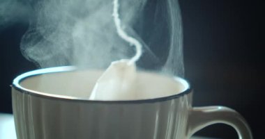 Çay poşeti beyaz bir fincan çay. Sabah çayı yapıyorum. 4K ve HD 'de mevcut. Bu çay videosu tarif ve yemek projeleri için uygundur. Önizlemeyi buraya bedavaya indir.