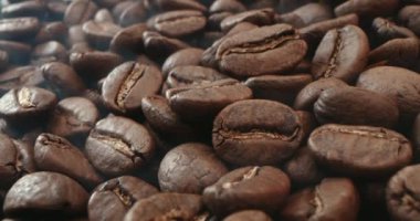 Makro kahve çekirdeklerini kavurur, kahve çekirdeklerini kızartırken çıkan dumanı siyah bir anahtarla filme alır. Kokulu kahve çekirdekleri kavrulmuş dumandır. Kahve çekirdeklerinden gelir..