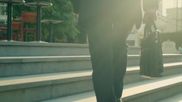 Un uomo d'affari caucasico di mezza eta 'che corre su una scala per andare al lavoro. Posteriore vista posteriore piedi di uomo d'affari pendolarismo al lavoro. — Video Stock