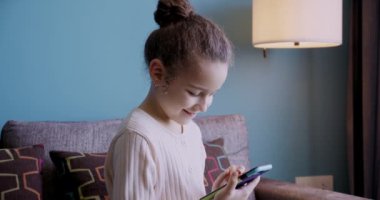 Şirin Çocuk Çalışan Küçük Kız Online Holds Video Oyunu, Eğitsel Uygulamanın Keyfini Çıkartın, Evde Ders Öğrenme, Evde Ders İzleme.