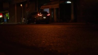 Geceleri kapanış, yaz veya sonbahar yağmurları şehirdeki asfalta düşer, büyük bir su birikintisine dönüşür, caddeyi su basar. Sel, yağmur mevsimi ve şiddetli yağmurdur. Yağmur damlaları yağıyor.