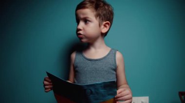 Ukraynalı zavallı çocuk korkmuş çocuk savaş savaşını protesto eden evsiz çocuk afişi yazı ile yükseltti mavi arka planda savaş yok. Barış, saldırganlığı bırak, çocuk Rus savaşına karşı.