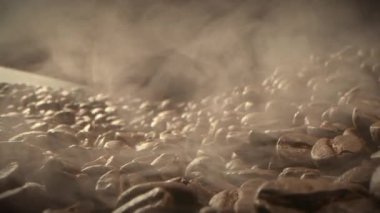 Makro kahve çekirdeklerini kavurur, kahve çekirdeklerini kızartırken çıkan dumanı siyah bir anahtarla filme alır. Kokulu kahve çekirdekleri kavrulmuş dumandır. Kahve çekirdeklerinden gelir..