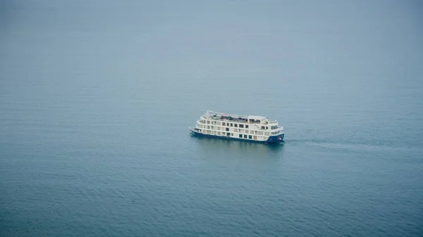 Hint Okyanusu 'nda mavi ve beyaz kruvazör gemisiyle yolculuk. Gemi gün batımında Vietnam denizinde yelken açar. Zarifçe açık denizde ufka doğru yelken açar. Rüya gezisi, mükemmel bir yaz tatili..