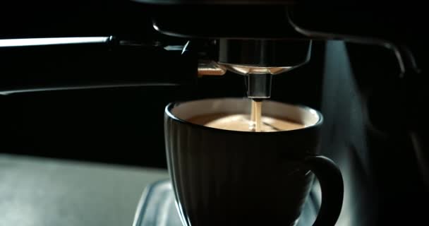 Szűrőtartóval. Friss, őrölt kávé. Sült fekete kávét iszogatok reggel. Kávé patak öntése gépből csészébe. Forró eszpresszó otthon.. — Stock videók