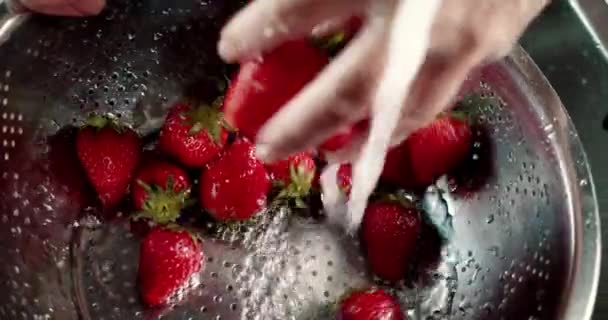 Großaufnahme vom Waschen von Erdbeeren mit den Händen. Erdbeeren aus dem Wasserhahn waschen, Erdbeeren aus der Nähe von Bio-Früchten — Stockvideo