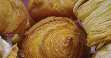 Koyu pembe arka planda krema dilimli makro donut, tatlı tatlılar arasından geçen makro lens, ilginç düşük perspektif.