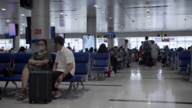 Coronavirus 'tan gelen tıbbi maskeli insanlar Ho Chi Minh havaalanında, Asya' da, Saigon 'da, Vietnam' da 10 Nisan 2022 'de uçuş için sırada bekliyorlar.