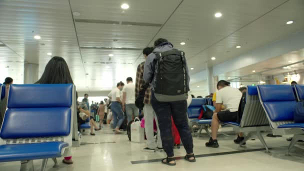 Las personas con máscaras médicas de coronavirus esperan en fila para hacer el registro de un vuelo en el aeropuerto de Ho Chi Minh, Asia, Saigón, Vietnam, 10 de abril de 2022 — Vídeos de Stock