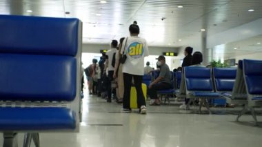Coronavirus 'tan gelen tıbbi maskeli insanlar Ho Chi Minh havaalanında, Asya' da, Saigon 'da, Vietnam' da 10 Nisan 2022 'de uçuş için sırada bekliyorlar.