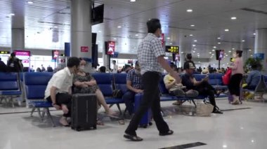 Coronavirus 'tan gelen tıbbi maskeli insanlar Ho Chi Minh havaalanında, Asya' da, Saigon 'da, Vietnam' da 10 Nisan 2022 'de uçuş için sırada bekliyorlar.