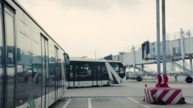 Özel servis havaalanı otobüsleri, Ho Chi Minh Havaalanı, Asya, Saigon, Vietnam, 10 Nisan 2022 'deki uçuş için giriş yaptıktan sonra uçağa insan gönderiyor.