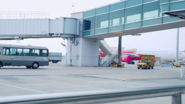 Lotnisko specjalne autobusy dostarczają wszystko, co niezbędne do lotów do samolotów na lotnisku Ho Chi Minh, Azja, Sajgon, Wietnam, 10 kwietnia 2022 — Wideo stockowe