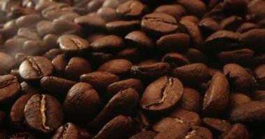 Kokulu kahve çekirdekleri kavrulmuş dumandır. Kahve çekirdeklerinden gelir. Kahve çekirdeklerini kavurur, kahve çekirdeklerini kavururken çıkan dumanı siyah bir anahtarla filme çekerdi..