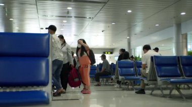 Coronavirus 'tan gelen tıbbi maskeli insanlar Ho Chi Minh havaalanında, Asya' da, Saigon 'da, Vietnam' da 10 Nisan 2022 'de uçuş için sırada bekliyorlar..