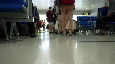 Coronavirus 'tan gelen tıbbi maskeli insanlar Ho Chi Minh havaalanında, Asya' da, Saigon 'da, Vietnam' da 10 Nisan 2022 'de uçuş için sırada bekliyorlar..