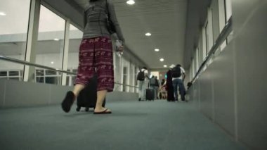 Yumuşak odaklı Yolcular uçaktan özel kollarıyla iniyorlar, havaalanındaki pakurlardan ateş ediyorlar, Ho Chi Minh City, Asia, Saigon, Vietnam, 10 Nisan 2022 uçuşundan bavulları olan insanlar,