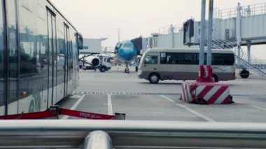 Özel servis havaalanı otobüsleri, Ho Chi Minh Havaalanı, Asya, Saigon, Vietnam, 10 Nisan 2022 'deki uçuş için giriş yaptıktan sonra uçağa insan gönderiyor.