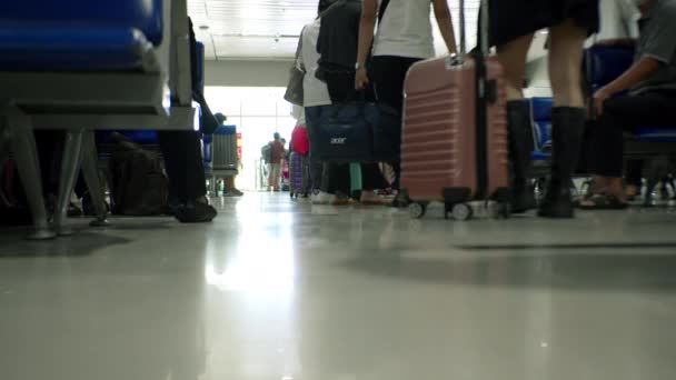 Pessoas em máscaras médicas do coronavírus esperam na fila para fazer o check-in para um voo no aeroporto de Ho Chi Minh, Ásia, Saigão, Vietnã, 10 de abril de 2022 — Vídeo de Stock