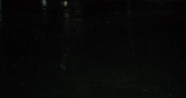 夜幕低垂，夏秋的雨滴落在城市的柏油路上，靠近亚洲的民房，越南，变成了一个大水坑，淹没了街道。季节和暴雨. — 图库视频影像