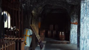 19. yüzyılın Armory vintage korsanları. Tüfekler, barut fıçıları, kılıçlar, mızraklar, kalkanlar, gemi topları. Tahta bir geminin içi. Korsan kaptanlar oda 4K