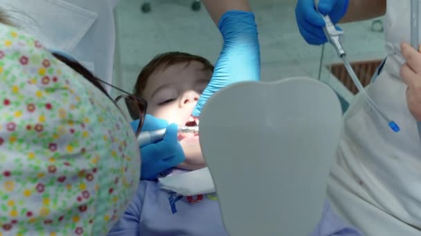 Zawodowy dentysta w pracy. Koncepcja badania dentystycznego. Dentysta z dziećmi. Koncepcja opieki zdrowotnej i medycyny. — Wideo stockowe