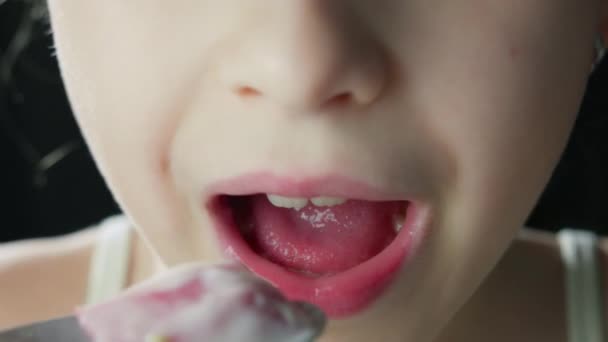 Il bambino mangia yogurt al latte con frutta tropicale. Note di alimentazione bambina cena concetto di sogno d'infanzia. Figlia affamata ragazza in cucina mangia latte yogurt con frutta. Bambino positivo sorridente — Video Stock