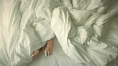 Yatakta birkaç sevişme. Evlilik, aile, aşk. Çerçevede sadece ayak var. Evlilik, aile, aşk, seks konsepti. Sabah 4-K 'da.