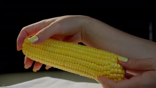 A nők keze arany kukoricát csavar, makró részletesen. Kukoricafarmok termése. Arany kukorica héj nélkül a kezemben. Ökológiai termékek, biogazdálkodás, élelmiszer- és növénytermesztés. — Stock videók