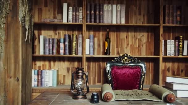 木船的内部。海盗船长的空间。一个19世纪海盗船长的古旧舒适的小木屋书籍、桌子、 Kerasin灯. — 图库视频影像