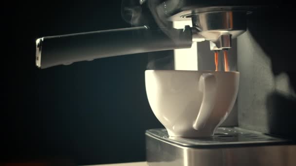 Versare Flusso Caffè Dalla Macchina Tazza Casa Fare Espresso Caldo — Video Stock