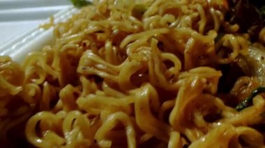 Vietnam usulü erişteli sığır eti ve taze et çorbası geleneksel Vietnam usulü. Eriştelerin arasından süzülerek uçuyor..