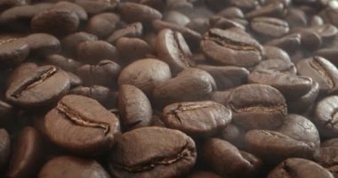 Kahve tohumlarını kapat. Kokulu kahve çekirdekleri kavrulmuş dumandır. Kahve çekirdeklerinden gelir.