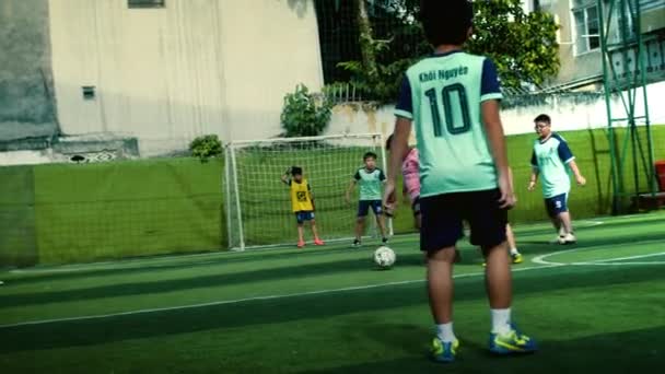 Vietnam Grupo Chicos Asiáticos Jóvenes Juegan Fútbol Partido Día Entrenamiento — Vídeo de stock