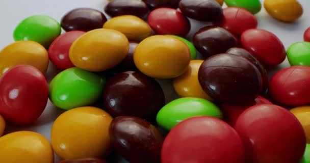 Des Bonbons Lumineux Colorés Des Cacahuètes Tombent Sucres Sucrés Multicolores — Video