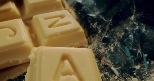 Макро Вид Збоку Візка Відкритій Коробці Помаранчевими Шматочками Шоколаду Латинськими — стокове відео