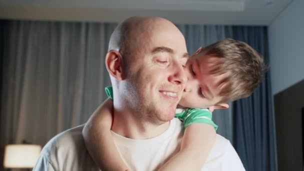 다정하고 행복하고 귀여운 아이의 매력적 아버지를 껴안고 키스하는 아버지의 보살핌 — 비디오