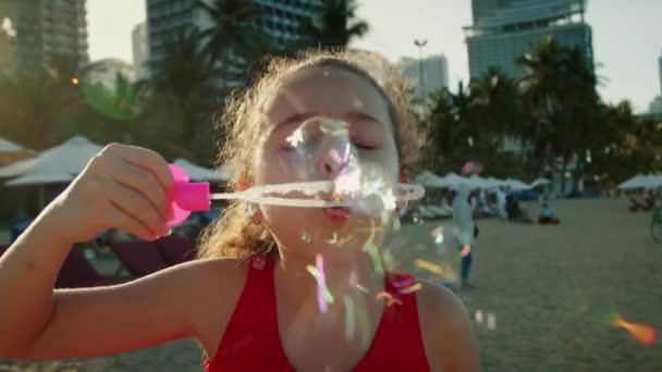 Komik Mutlu Küçük Kız Gülümseyen Çocuk Kameraya Bakıyor Kumsalda Oynuyor — Stok video
