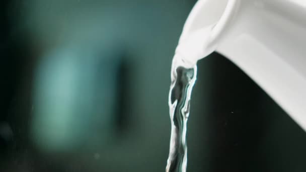 Agua Caliente Cámara Lenta Que Sale Una Tetera Agua Caliente — Vídeos de Stock