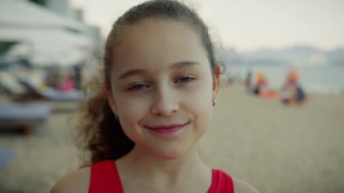Güneş ışınlarındaki mutlu kız. Plajda kız yüzü. Hayallerimin kızı. Bir çocuğun mutlu yüzü. Çocuk kameraya gülümser. Kız rüyası. Yüzü yakın plan. Parkta mutlu bir çocuk. Güzel bir yüz..