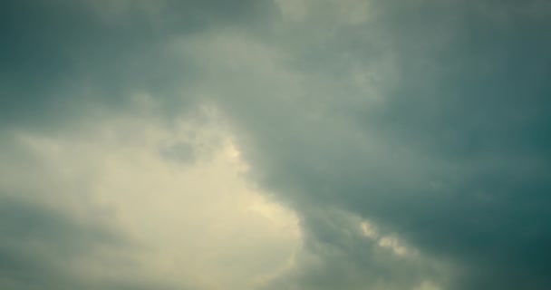Dramáticas Nubes Tormenta Oscura Mueven Rápido Timelapse Cúmulo Hinchado Olling — Vídeos de Stock