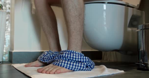 Een Man Zit Het Toilet Het Toilet Staat Dan Trekt — Stockvideo