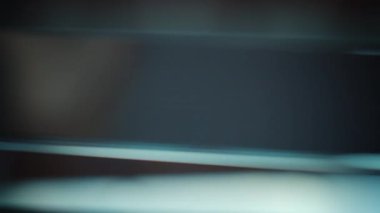 Soyut neon ışınları. Beyaz-mavi renkli ışıkların soyutlanması cam prizma yoluyla yeniden şekillenir, ışık camların kenarlarına dağılır. Akış akışı çok renkli ışınların hareketi