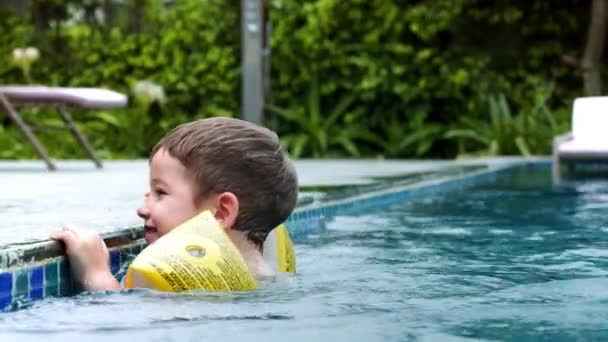 Chlapec Jezírku Nafukovacími Náramky Rukou Drží Rukama Bazénu Dítě Baví — Stock video