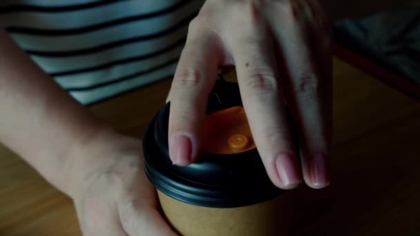 Uma Mão Mulher Com Uma Manicura Pose Nos Dedos Ocupa — Vídeo de Stock